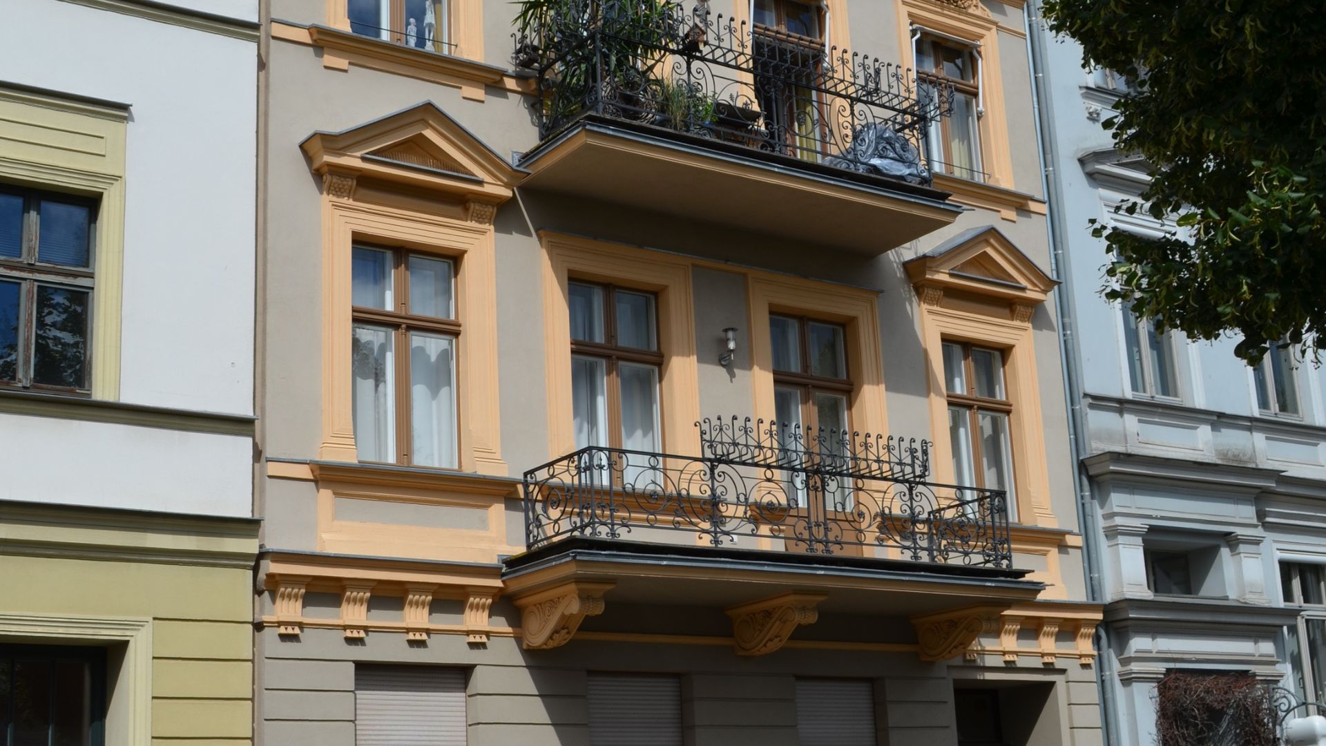 Fassade mit Balkonen und Fenstern, Teil eines Bauprojekts.
