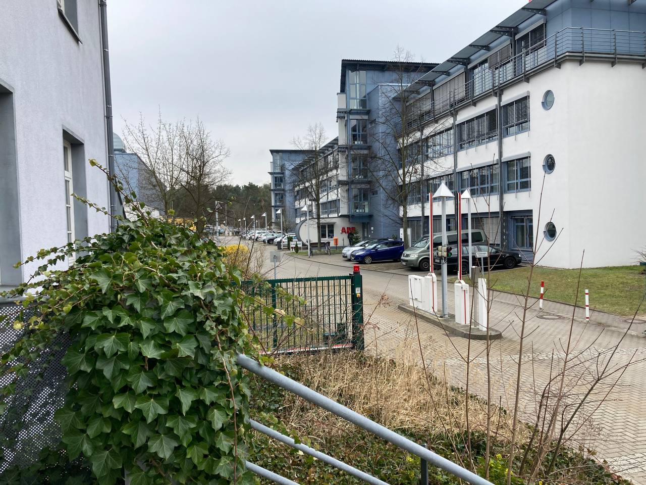 Außenansicht eines modernen Planungsbüros mit Parkplätzen
