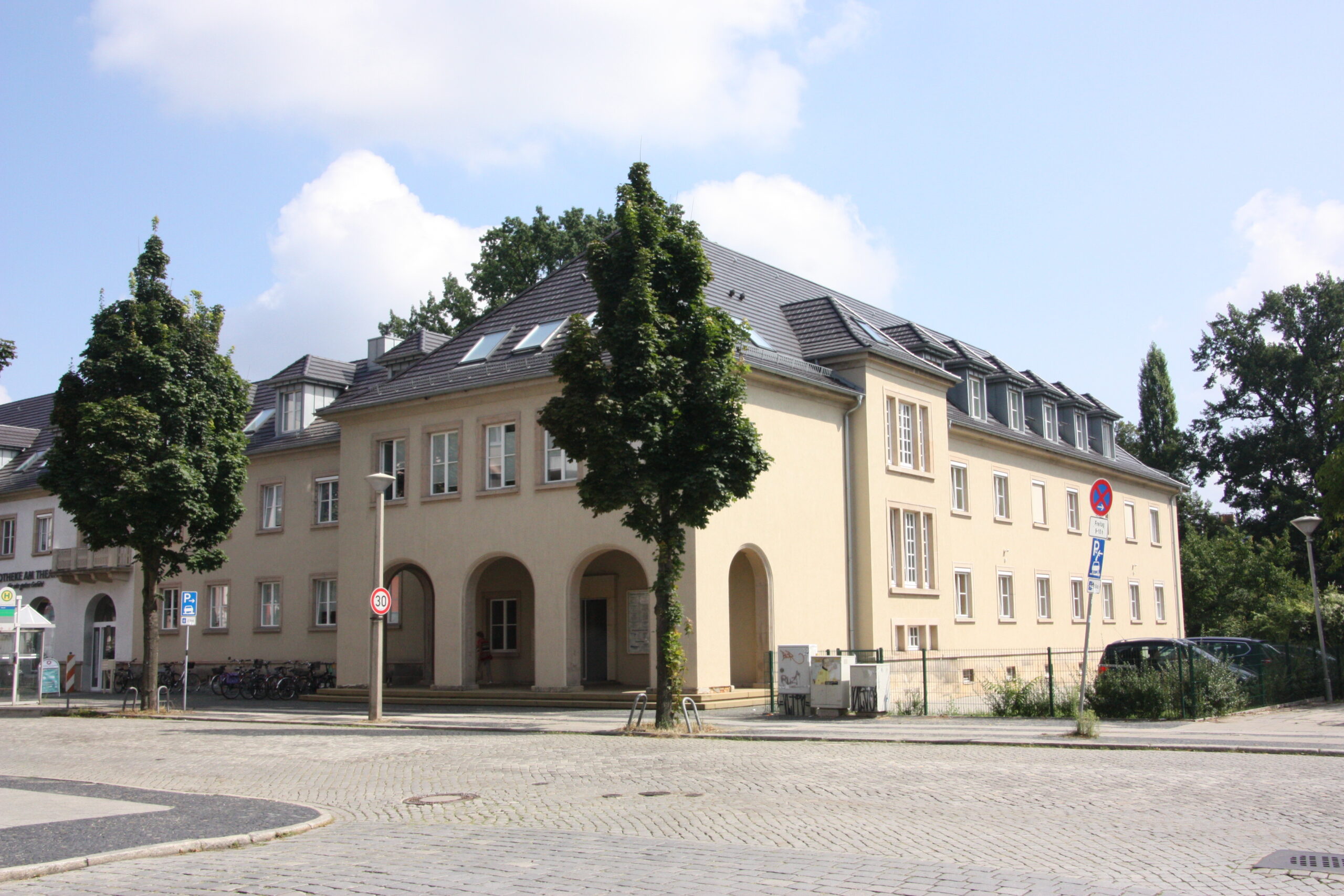 Ein Gebäude mit Büros für Planungsbüro in einer Stadt