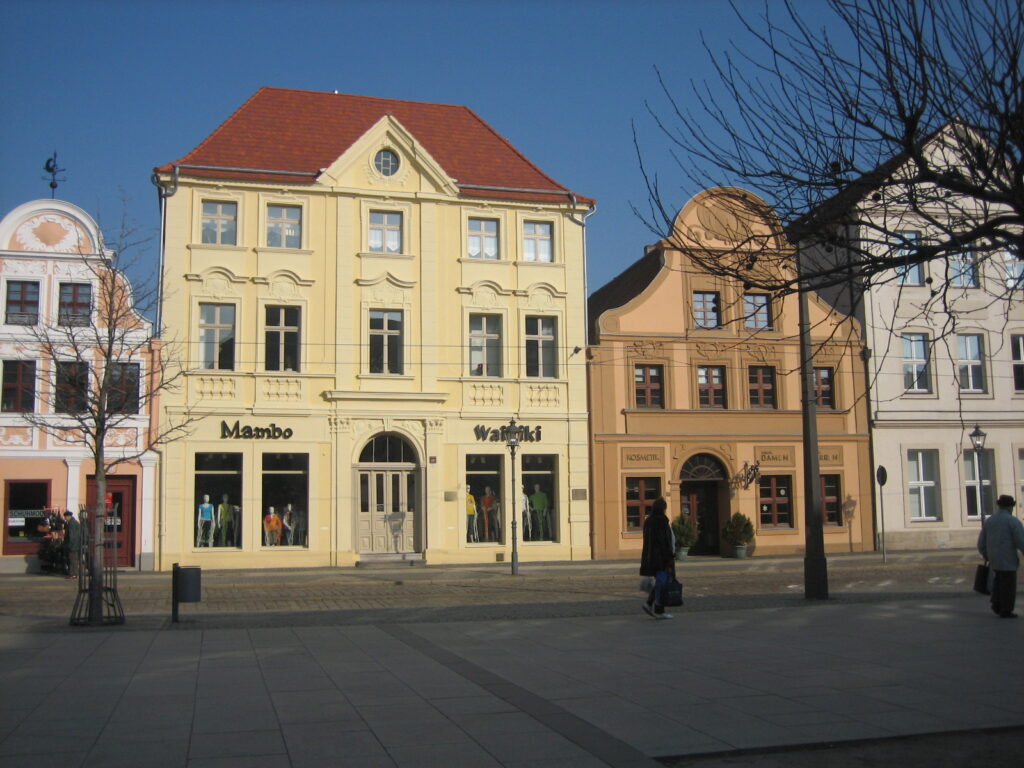 Planungsbüro Gebäude in Altstadt mit Menschen und Mambo Geschäft