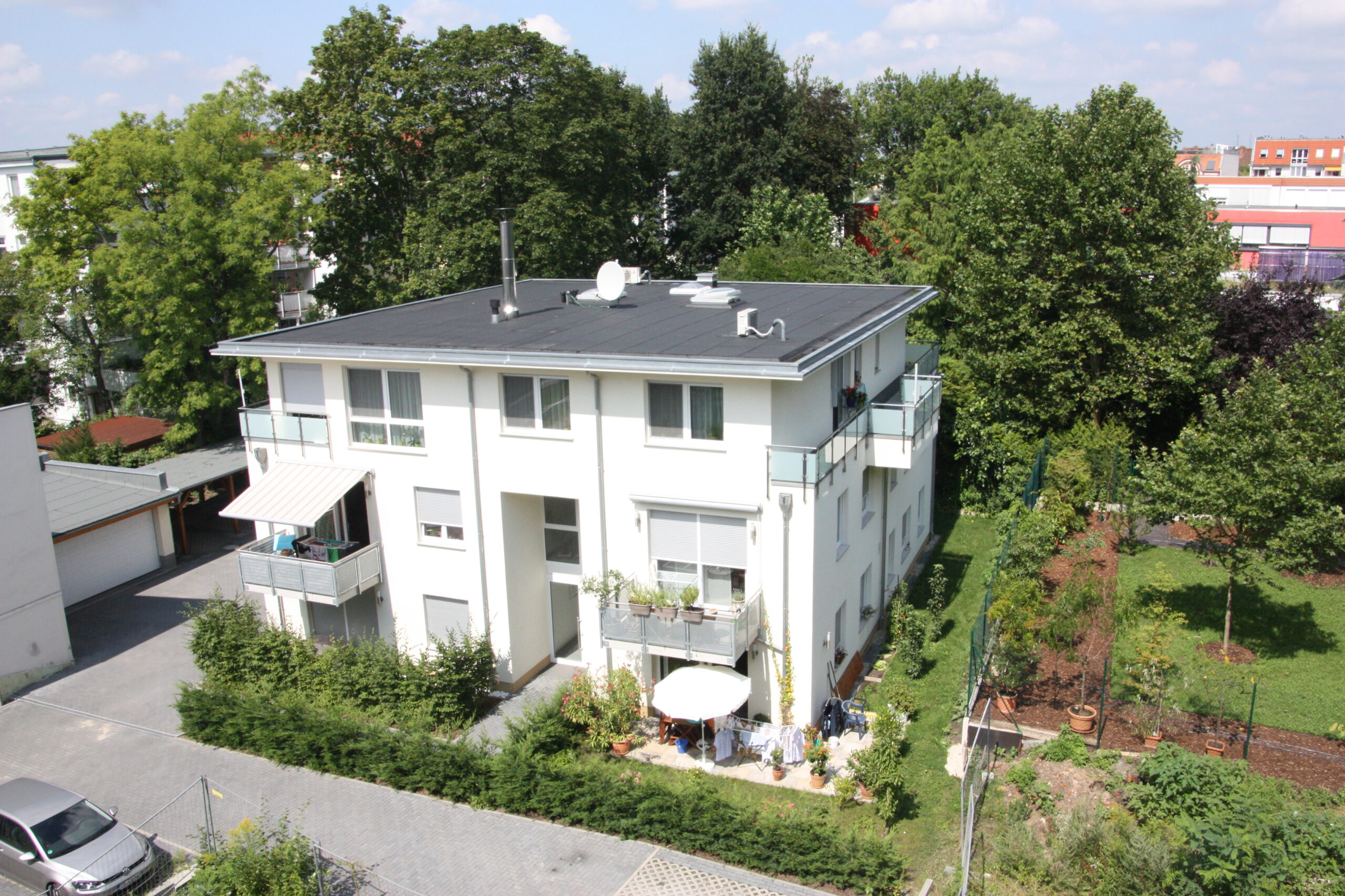 Modernes Mehrfamilienhaus mit Grünanlage, Nähe Planungsbüro