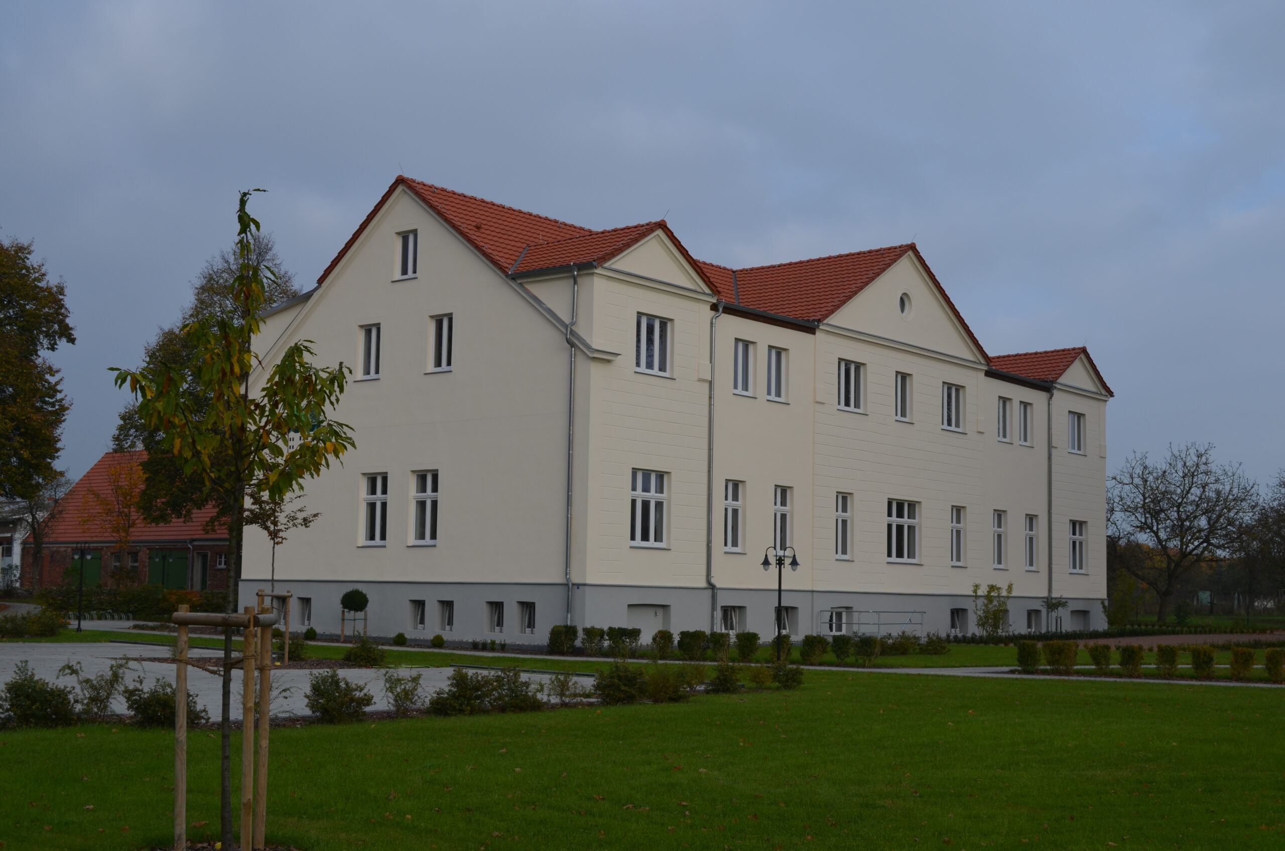Modernes Gebäude eines Planungsbüros mit roten Ziegeldach