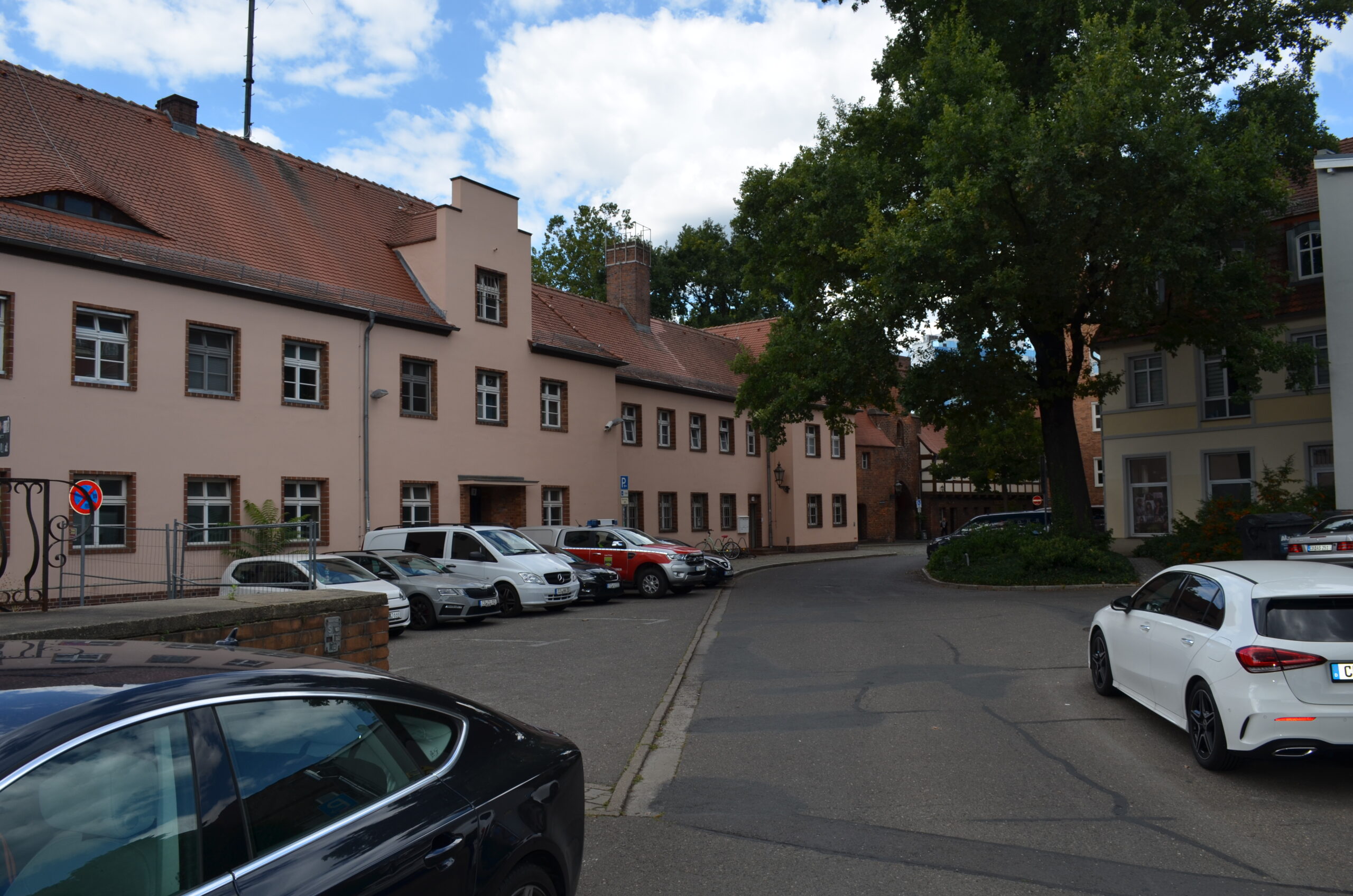 Gebäude eines Planungsbüros mit parkenden Autos